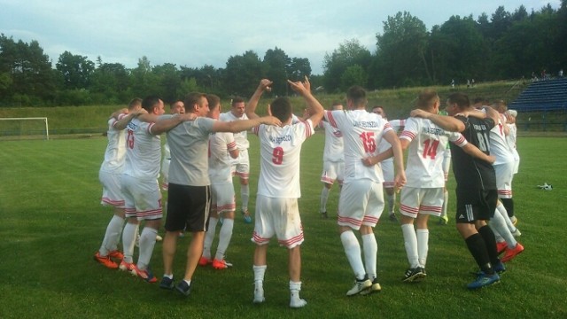Tak cieszyli się piłkarze Unii Sędziszów po zakończeniu meczu w Skarżysku. Przegrali, ale pozostali w IV lidze.