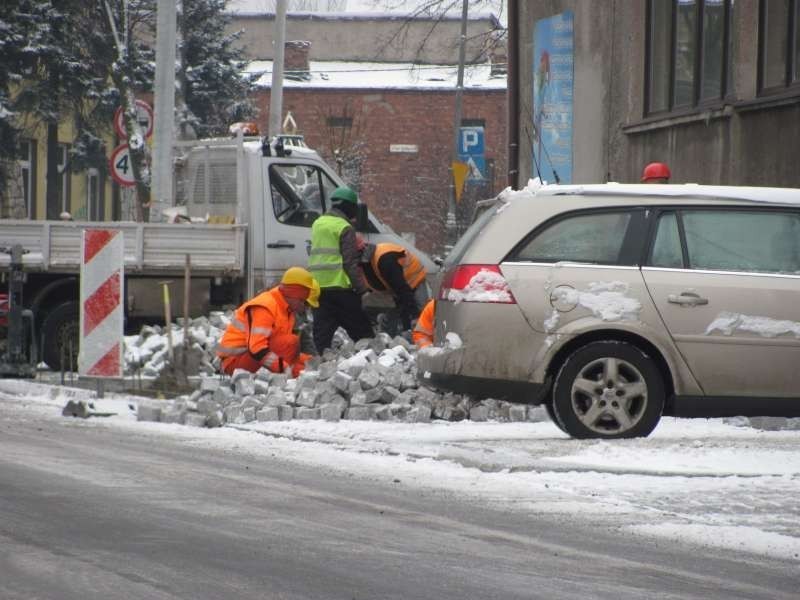 Firma musi jeszcze raz ułożyć kostkę na parkingach i na chodnikach