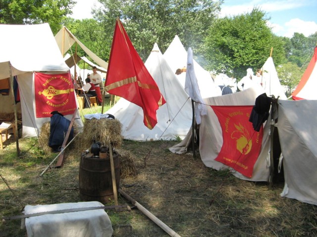 A wszystko zaczęło się 3 lipca w obozowisku nad Wisłą... Historyczne namioty świeciły pustkami, bo wszyscy, kt&oacute;rzy mieli wykształcony zmysł powonienia udali się do... 
Fot. Anna Chmielewska