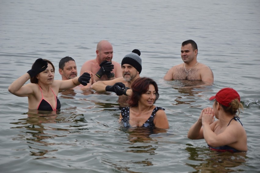 W niedzielę Morsy Świebodzin zażywały zimnej kąpieli w...