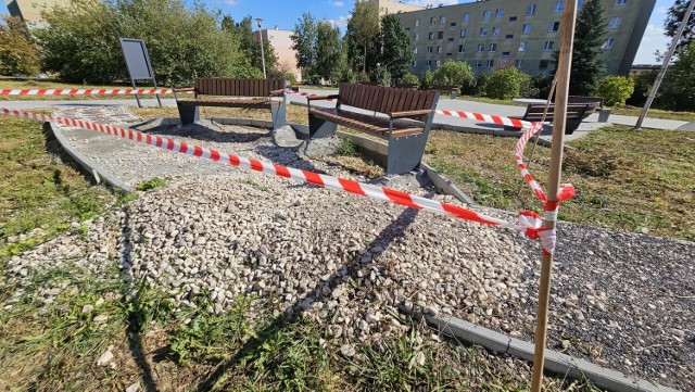 Przy ulicy Jana Nowaka Jeziorańskiego 53 w Kielcach powstaje skwer sensoryczny. Zdaniem mieszkańców na budowie od kilku miesięcy nic się nie dzieje.

Zobacz zdjęcia