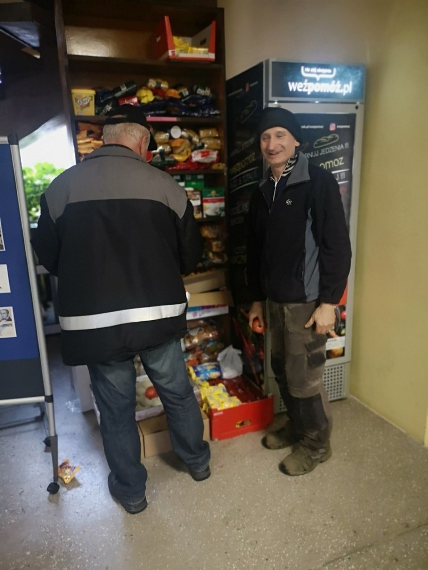 Nie marnuj jedzenia, podziel się z innymi! W Janowie Lubelskim działa lodówka społeczna. Sprawdź, o co chodzi