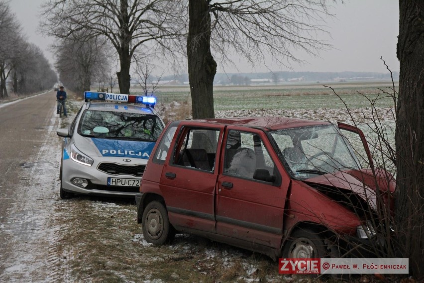 67-latek uderzył autem w drzewo