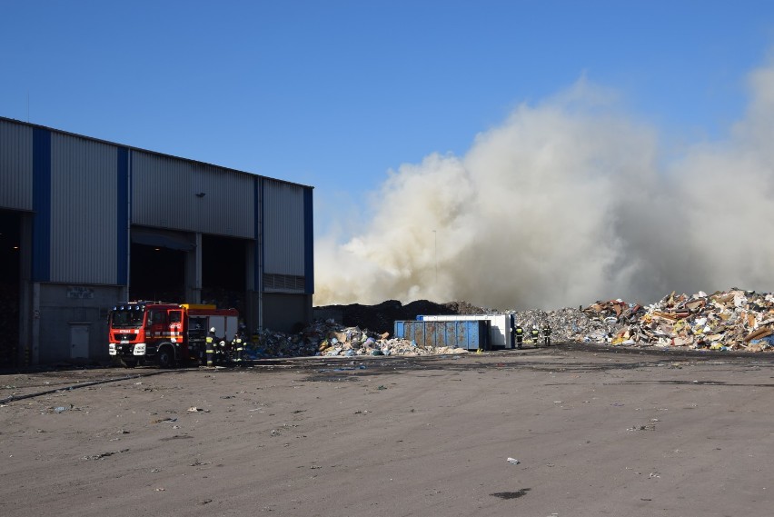 Ogromny pożar na składowisku odpadów w Piotrowie Pierwszym