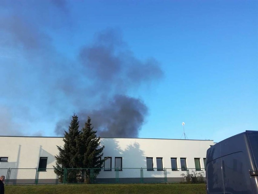 Pożar w Żarowie. Pali się fabryka w strefie ekonomicznej (ZDJĘCIA)