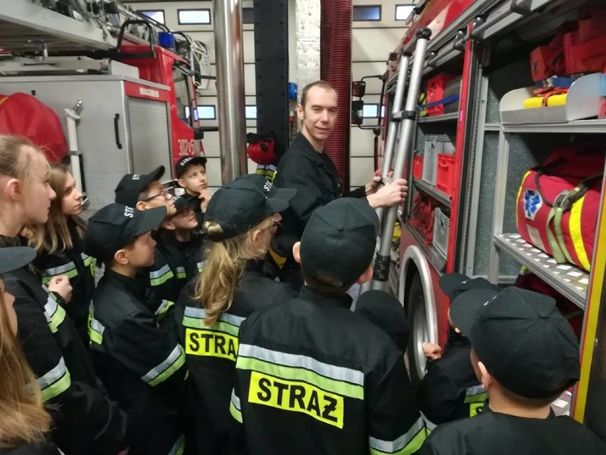 Młodzi strażacy z Wąsowa zwiedzili remizy poznańskich strażaków