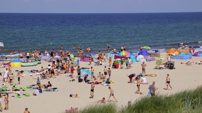 Gorący weekend na plaży w Dąbkach. Tłumy turystów w uzdrowisku [zdjęcia] 