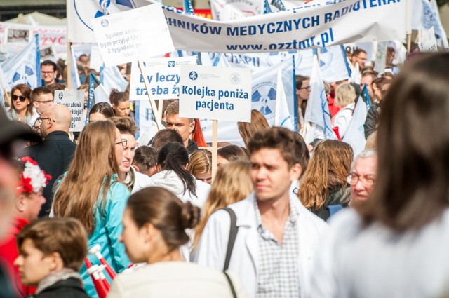 Manifestacja służby zdrowia. Pracownicy wspólnie przeszli ulicami Warszawy