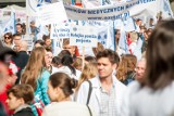 Manifestacja służby zdrowia. Pracownicy wspólnie przeszli ulicami Warszawy [ZDJĘCIA]