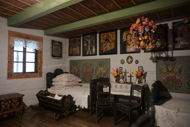 Dawna izba krakowska z tradycyjnymi obrazami na szkle. Rekonstrukcja w Muzeum Etnograficznym w Krakowie