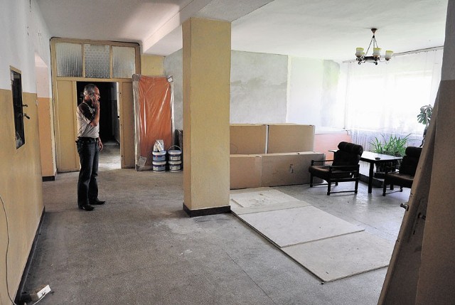Krzysztof Sadach pokazuje pomieszczenia dawnej bursy, gdzie powstanie przedszkole