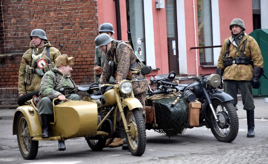 Inscenizacja wyzwolenia Nowego Stawu [ZDJĘCIA]. Tak mogły wyglądać walki 10 i 11 marca 1945 r.