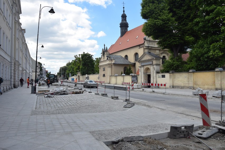 Ulica Śródmiejska w Kaliszu. Trzy rosnące tam lipy poszły...