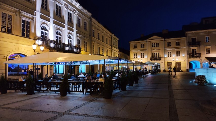 Piotrkowski Rynek Trybunalski  tętni życiem w wieczory weekendowe. Ogródki czynne do późnych godzin nocnych.  ZDJĘCIA