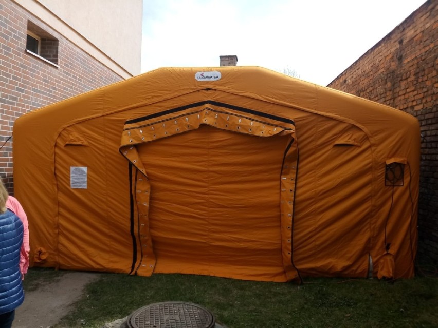 Przed szpitalnym oddziałem ratunkowym w Świebodzinie strażacy rozstawili drugi namiot z ogrzewaniem 