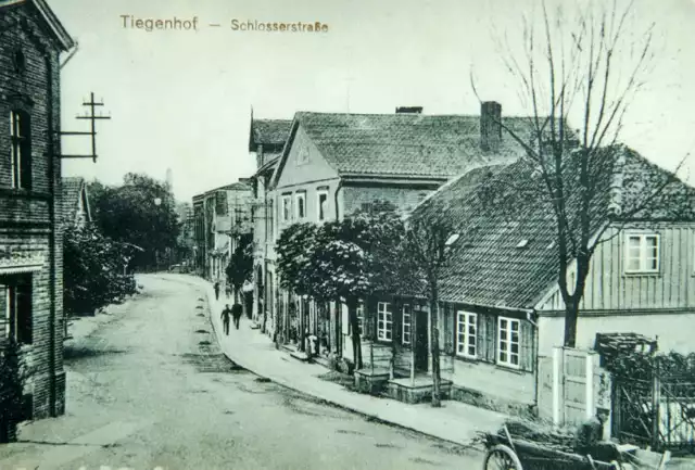 Schlosserstrasse ( u.Wejhera). Po prawej dom zachowany do dziś. Po lewej fragment Deutsches Haus, późniejsza siedziba władz powiatowych.