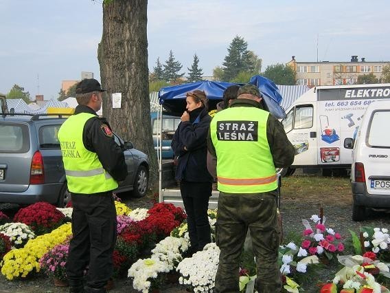 Ostrzeszowscy policjanci współpracowali z funkcjonariuszami Straży Granicznej w Kaliszu, z funkcjonariuszami Straży Leśnej z nadleśnictwa w Przedborowie oraz funkcjonariuszami Straży Miejskiej działającej przy Urzędzie Miasta i Gminy w Ostrzeszowie.