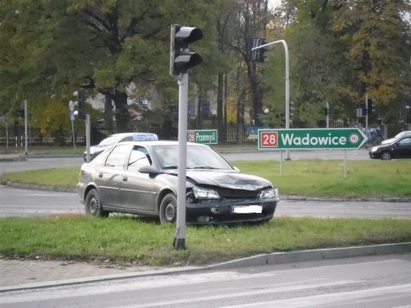 Wypadek na skrzyżowaniu ul. K.Jadwigi z Al. Piłsudskiego: potrącony policjant na motocyklu [ZDJ]