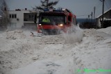 Nieprzejezdne drogi. Strażacy z Gołaszewa walczą ze skutkami zimy