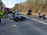 Zderzenie samochodu z motocyklem na drodze krajowej. Jedna osoba została przetransportowana do szpitala