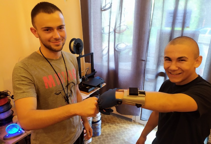 Proteza ręki wydrukowana na drukarce 3D. Ta historia w Jarosławiu nadal trwa