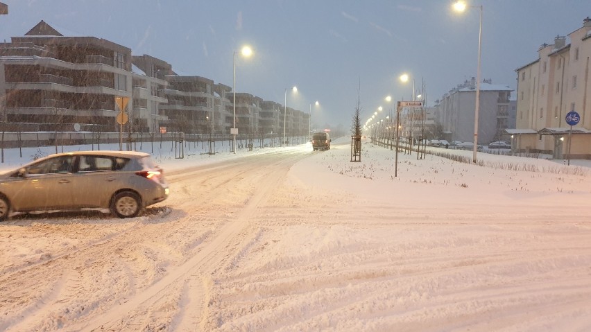 Nocne opady śniegu paraliżują ruch na opolskich drogach....