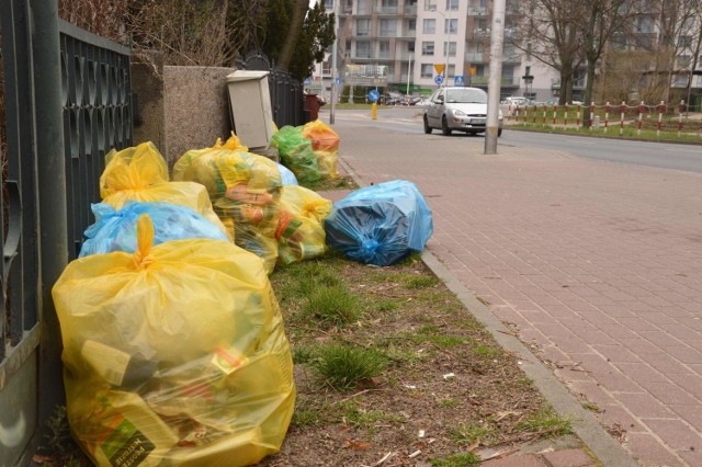 Worki ze śmieciami przy ul. Wiśniowej