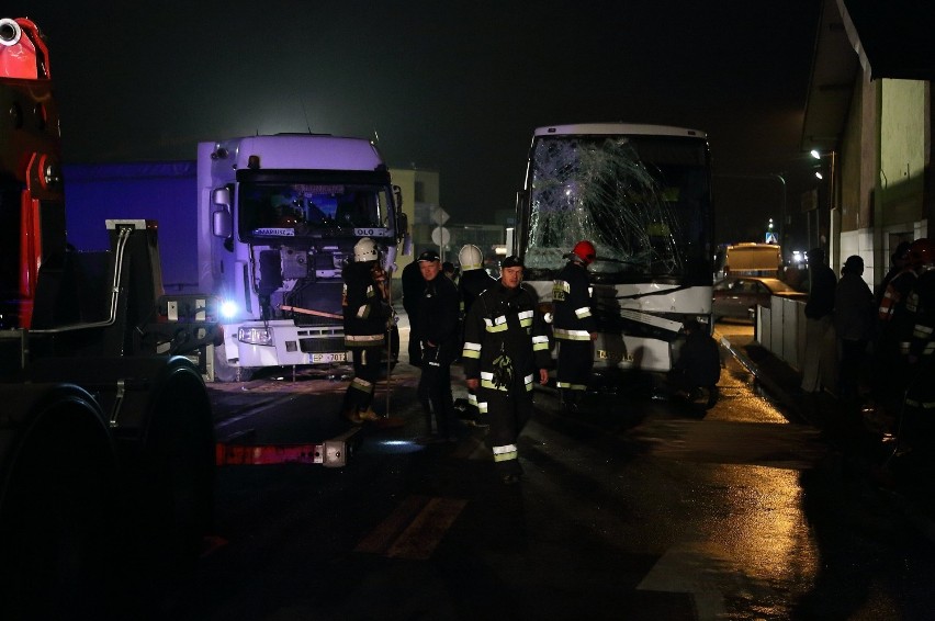 Zderzenie autobusu z ciężarówką w Sulejowie