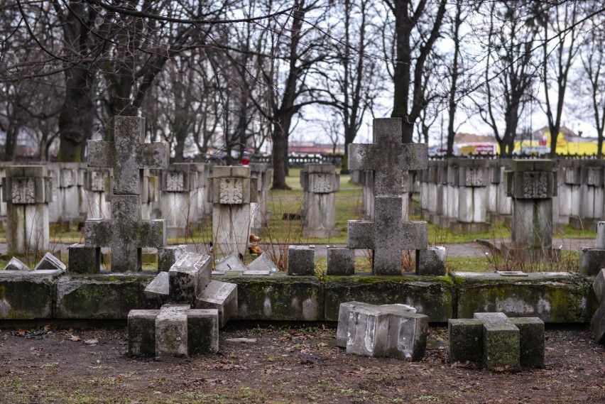 Dewastacja Cmentarza Ofiar Hitleryzmu na gdańskiej Zaspie