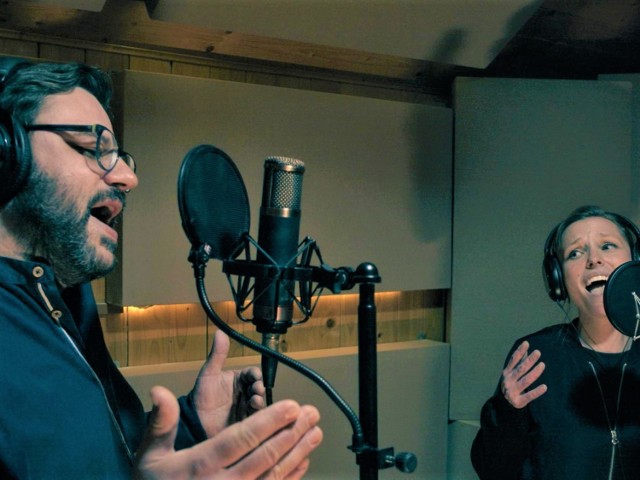 Weronika Wronka i Bartosz Słatyński w studiu podczas nagrania nowej piosenki