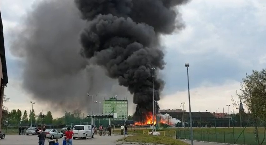 Kłęby czarnego dymu nad Katowicami. To był pożar w Szopienicach, płonęły podkłady kolejowe [ZDJĘCIA]