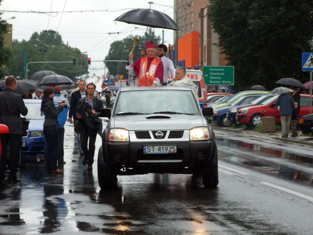 Święcenie aut pod parafią św. Krzysztofa przez arcybiskupa Damiana Zimonia.