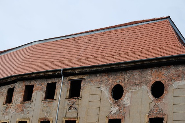 Wielka dziura w dachu Promnitzów zniknęła, oby dachówki nikomu nie leciały na głowę. Na dole kawałek terenu przy pałacu jest wciąż otoczony taśmą.