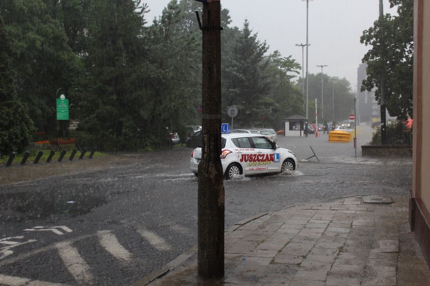 Burza w Łodzi. Gwałtowna ulewa z gradem przeszła nad miastem [ZDJĘCIA]