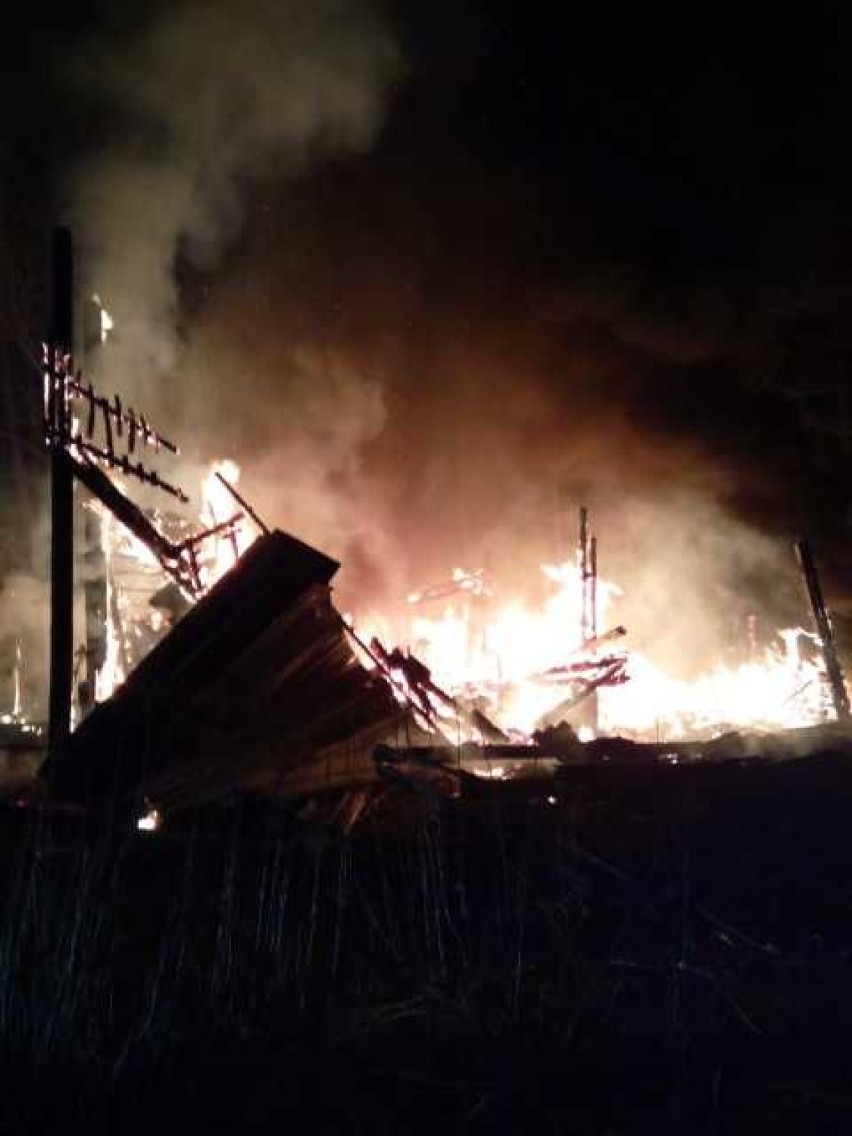 Nocny pożar budynku w gminie Sławno. W akcji 4 zastępy straży pożarnej [zdjęcia]