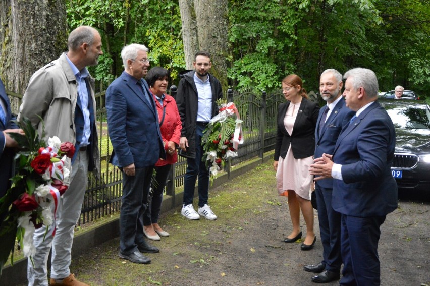 Krępa Kaszubska. Wicepremier Łotwy złożył kwiaty na grobie Konstantina Čakste, ofiary Marszu Śmierci