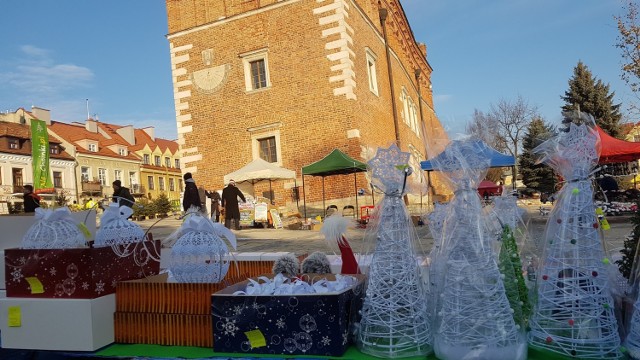 Na stoiskach nie brakuje świątecznych ozdób.