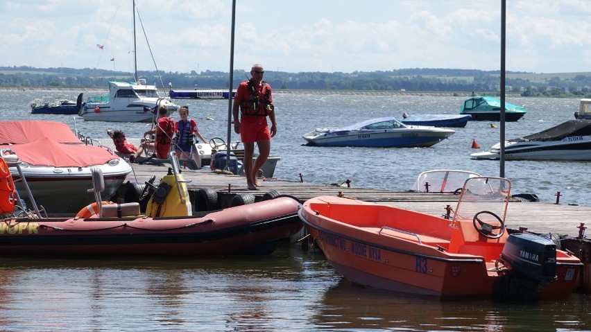 Nyscy WOPRowcy nad jeziorem prowadzą zajęcia dla dzieci