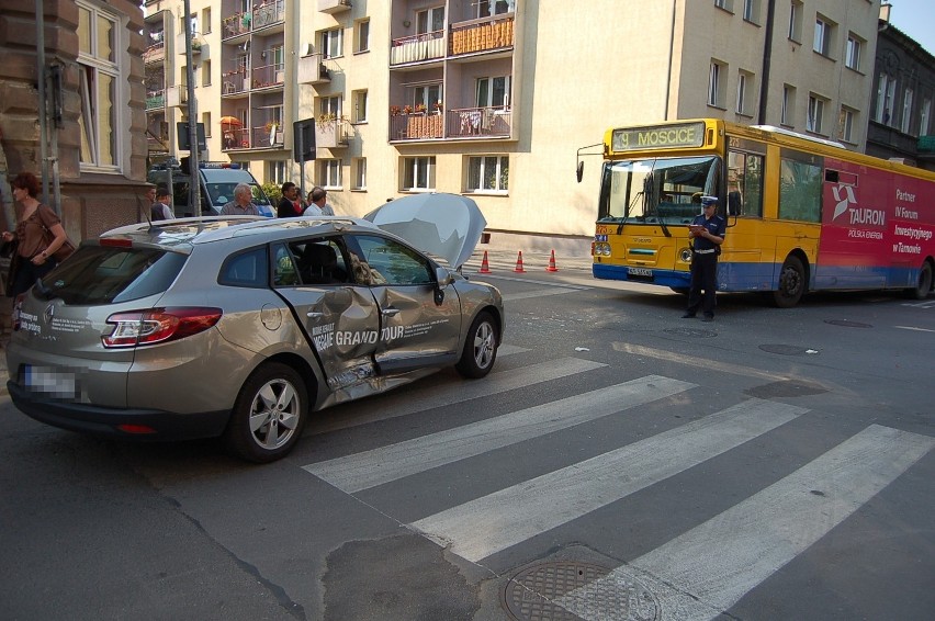 Tarnów: autobus zderzył się z renaultem na skrzyżowaniu ul. Mościckiego i Krasińskiego [ZDJĘCIA]