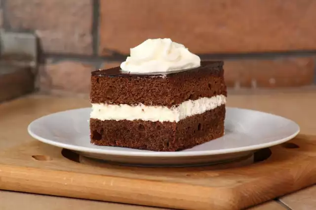 Klasyczne ciasto wuzetka to nasączony, czekoladowy biszkopt i pyszny śmietanowy krem