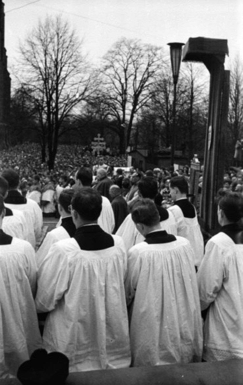 Historia jednego wydarzenia w Gnieźnie. Obchody tysiąclecia Chrztu Polski w 1966 r. Uczestniczył w nich kard. Wyszyński [FOTO]