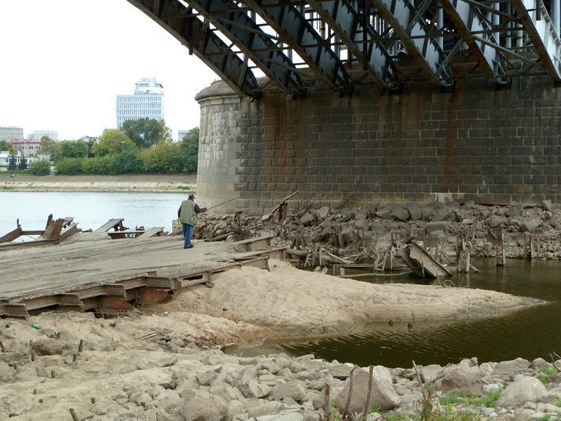 Zobacz przedwojenny Most Poniatowskiego. Ruiny nadal są na dnie Wisły! (ZDJĘCIA)