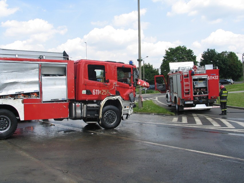 Sosnowiec Zagórze: Wypadek wozu strażackiego na ul. Blachnickiego [ZDJĘCIA]