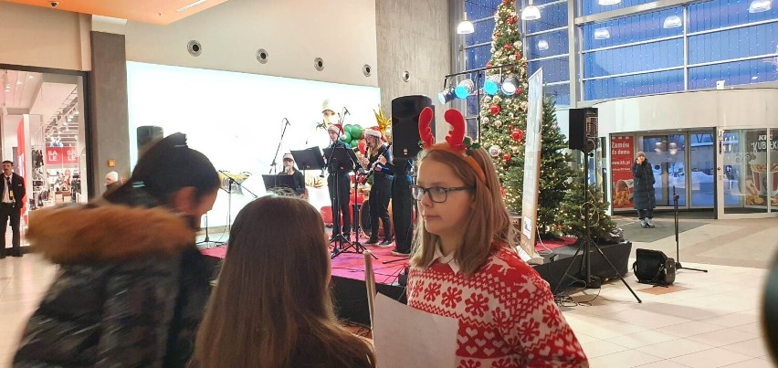 Koncert Bożonarodzeniowy talentów Szkoły Muzycznej w Przemyślu w Galerii Sanowa [ZDJĘCIA]