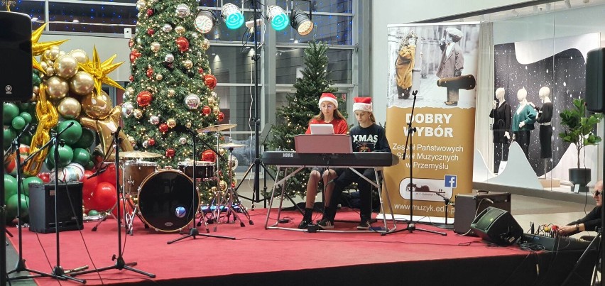 Koncert Bożonarodzeniowy talentów Szkoły Muzycznej w Przemyślu w Galerii Sanowa [ZDJĘCIA]