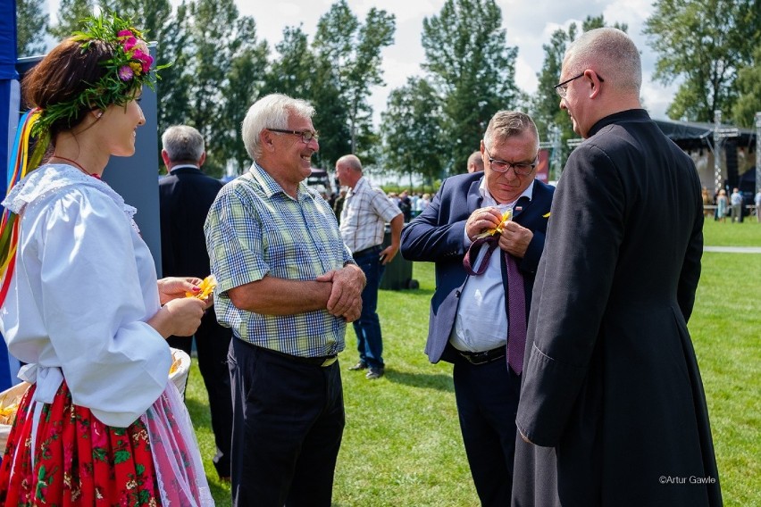 Zbylitowska Góra. Prezydent RP Andrzej Duda wraz z żoną Agatą Kornhauser-Duda na dożynkach gminnych pod Tarnowem [ZDJĘCIA]