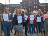 Pracownicy opolskich sądów wyszli w piątek na ulicę Ozimską. Protestowali przeciwko niskim płacom. To kolejna pikieta