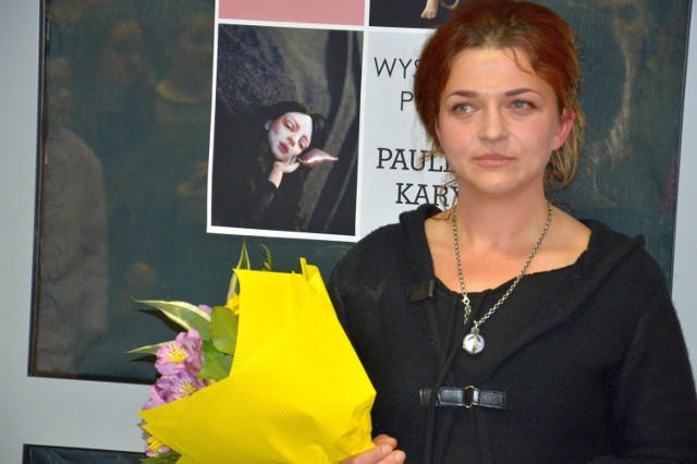 Paulina Kara, urodzona w Nisku, dyplom uzyskała w 2006 roku na Wydziale Artystycznym Uniwersytetu Marii Curie-Skłodowskiej w Lublinie