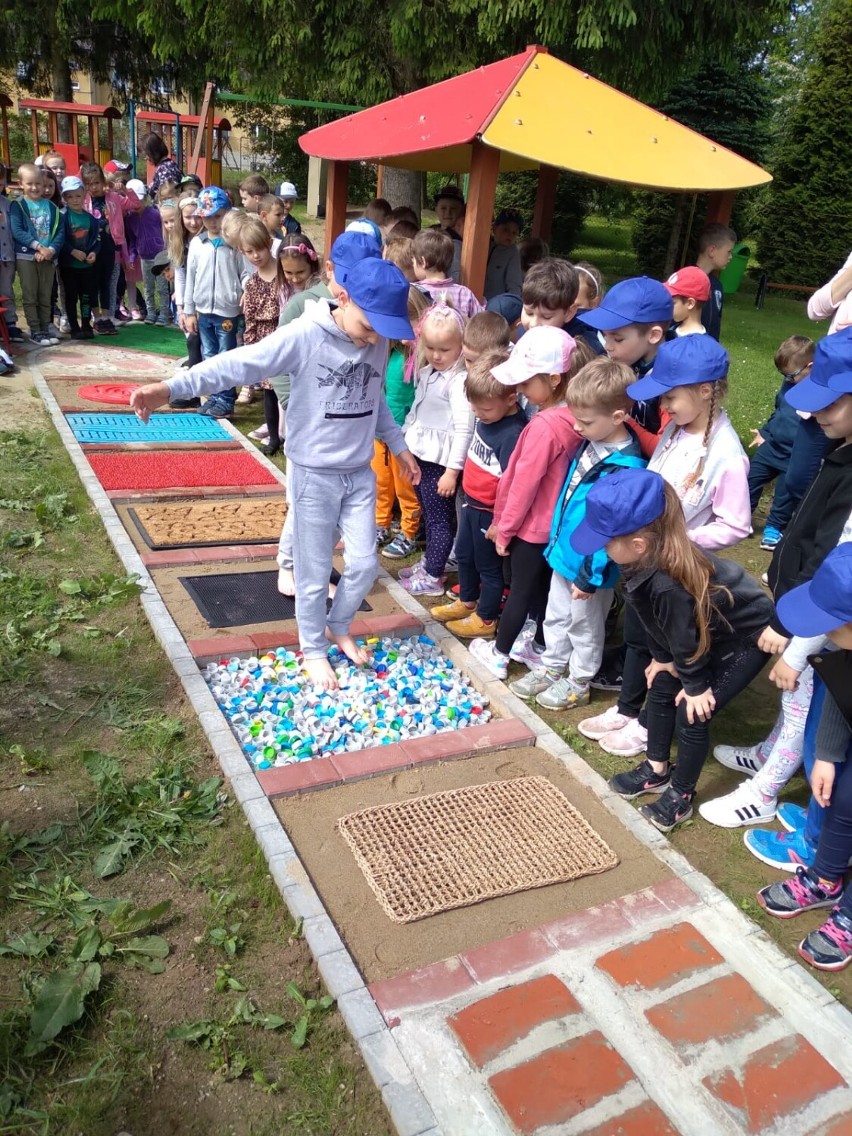 Ścieżka sensoryczna dla dzieci w Przedszkolu Publicznym w Pilźnie