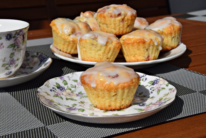 Muffinki z rabarbarem i lukrem ( PRZEPIS) Słodka, majowa przekąska